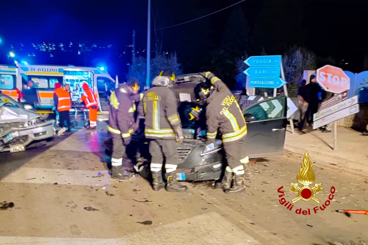 Montemiletto Incidente Stradale Tra Due Autovetture Ambulanze E