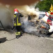 Auto in transito avvolta dalle fiamme, malore per una donna