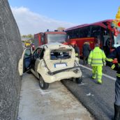 A16, auto tampona autobus di pellegrini: ferite tre donne