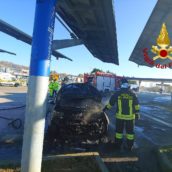Auto in fiamme sulla A16, paura per un automobilista