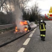 Auto in fiamme sulla A16, solo spavento per due giovani