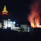Ariano Irpino, incendio in due depositi agricoli
