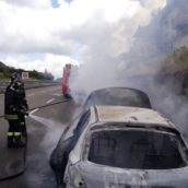 Video/Auto in fiamme sulla A16.Nessun ferito