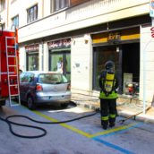 VIDEO/Incendio in una boutique di Avellino: vigili del fuoco in azione