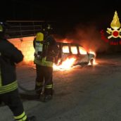 VIDEO/Incendio ad un’autovettura nella notte a Taurano