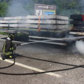 VIDEO/Incendio sulla Napoli-Canosa: prende fuoco un autotreno