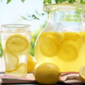 Benefici di un bicchiere di acqua e limone. Quando bere?