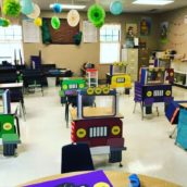 Distanziamento nelle scuole: una maestra ha trasformato i banchi in macchinine colorate