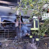 VIDEO/Deposito in fiamme, due squadre di caschi rossi a Celzi di Forino per domare l’incendio
