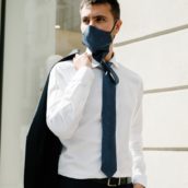 Ecco la mascherina-cravatta per rispettare le norme di sicurezza senza rinunciare allo stile