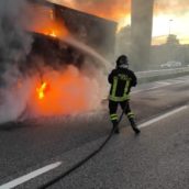 VIDEO/Autoarticolato in fiamme sulla A16: nessun ferito