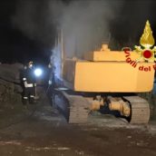 Escavatore in fiamme a Sirignano. Caschi rossi in azione