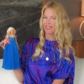Claudia Schiffer diventa una Barbie per festeggiare i suoi 50 anni
