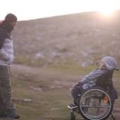 Realizza il sogno dell’amica disabile: la porta in spalla in cima al Monte Olimpo