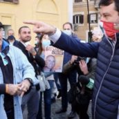 VIDEO/Roma, polizia ferma Montesano senza mascherina e lui sbotta: “Non riesco a respirare”