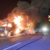 Camion in fiamme nella notte sulla A16: paura per il conducente