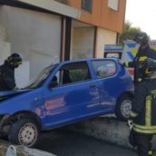 Finiscono con l’auto contro un muretto ad Avellino: feriti anziani coniugi