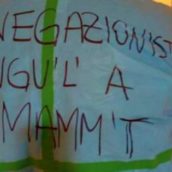 Medico in reparto con un messaggio “forte” per i negazionisti scritto sul camice
