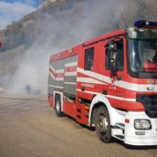 Auto in fiamme sulla Monteforte-Taurano: pompieri in azione