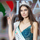 Miss Italia 2020 è Martina Sambucini, 19enne dei Castelli Romani