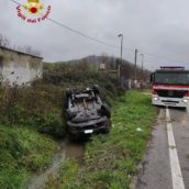 Manocalzati, auto esce fuori strada ribaltandosi: l’uomo alla guida trasportato al Moscati