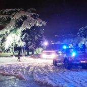 Neve in Irpinia, numerosi veicoli rimasti bloccati lungo le strade: caschi rossi in azione