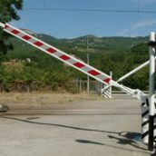 Tragedia sfiorata a San Martino Valle Caudina: barre del passaggio a livello non si chiudono