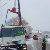 Maltempo in Irpinia, camion per la raccolta rifiuti esce fuori strada