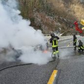 Monteforte Irpino, auto in fiamme sulla A16
