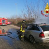Auto in fiamme ad Avellino: nessun ferito
