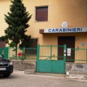 Procacciatrice d’affari attiva falso contratto a nome di persona deceduta: denunciata dai Carabinieri di Greci