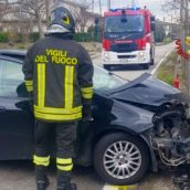 Auto contro un muro a San Martino Valle Caudina: 2 feriti