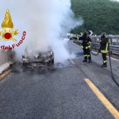 Monteforte Irpino, incendio per autovettura in transito: illesi quattro operai