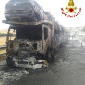 Autostrada A16, incendio ad una bisarca: a fuoco nove autovetture