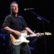 Bruce Springsteen, i fan vaccinati con AstraZeneca protestano per l’esclusione dai concerti di New York