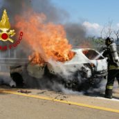 Monteforte Irpino, autovettura in fiamme sulla A16