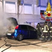 Monteforte Irpino, autovettura in fiamme nella notte: caschi rossi in azione