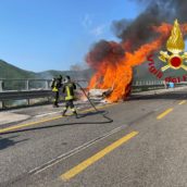 Monteforte Irpino, auto in fiamme sulla A16: nessuna conseguenza per il conducente