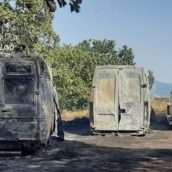 Bagnoli Irpino, terreno in fiamme: bruciati due furgoni e un pick-up