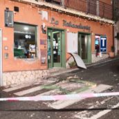 San Leucio del Sannio, bomba esplode davanti alle vetrate di una rivendita di tabacchi