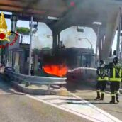 Paura al casello autostradale di Avellino Ovest: auto in fiamme