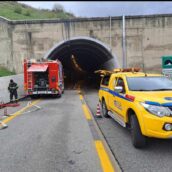 Camion in fiamme sulla A16