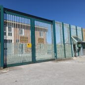 Carcere di Avellino, polizia penitenziaria scopre smartphone mentre detenuto dorme in cella