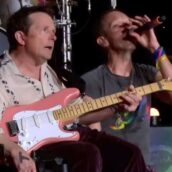 Michael J. Fox suona a sorpresa sul palco con i Coldplay a Glastonbury