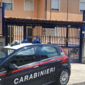 La madre rifiuta di dargli soldi, il figlio le spara contro l’auto