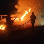 Incendio sull’Autostrada A16: auto in fiamme, conducente e passeggera illesi