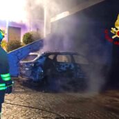 Vallesaccarda, in fiamme auto in sosta: intervengono i Vigili del Fuoco