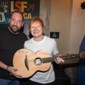 Ed Sheeran campione di solidarietà. All’asta la sua chitarra