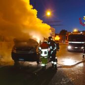 Due incendi nella notte ad Avellino: in fiamme un’auto in sosta e un furgone in transito