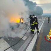 Due incendi sull’A16 Napoli-Canosa: gli interventi dei Vigili del Fuoco di Avellino